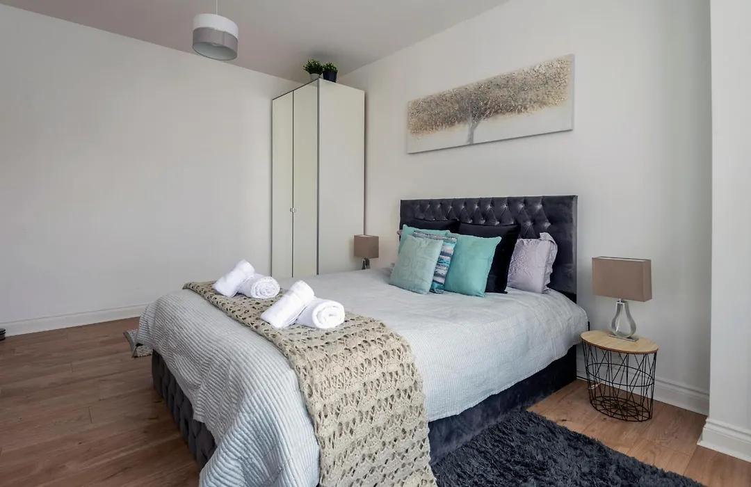 Woodside Gardens Luxury Properties Near Alexandra Palace, Tottenham Stadium & Drumsheds-1