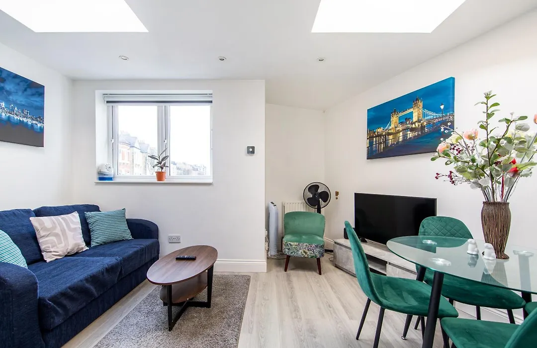Cosy 1 Bed Apartment With Free Parking Close To Underground Station Zone 2 For Quick Access To Central London Up To 5 Guests-1