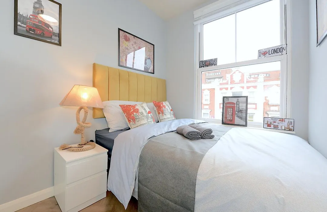 2 Bed Terraced Flat Piccadilly Line-1