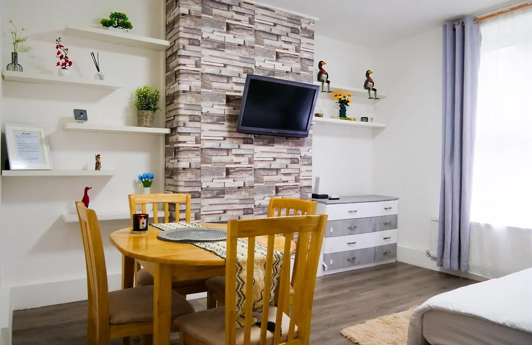 Family Ground Flr Flat Central London Free Parking-1