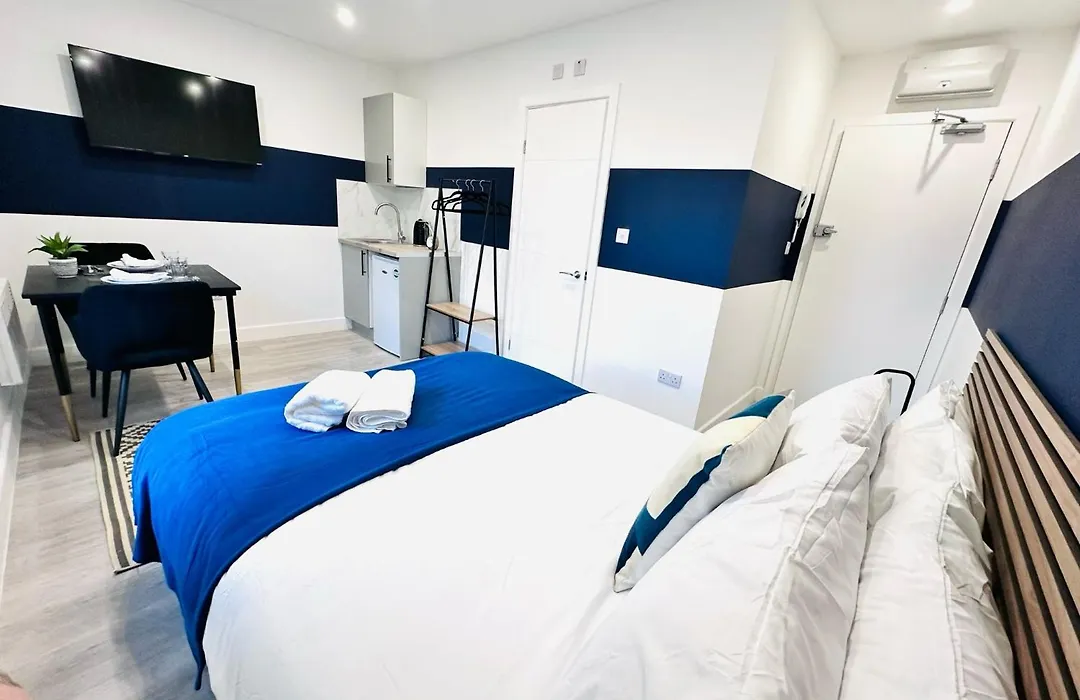 High Standard Central Studios Perfect For Tourists!-1