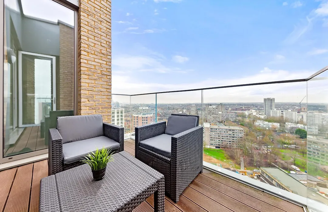 Battersea Penthouse Sleep 9 Wh-1