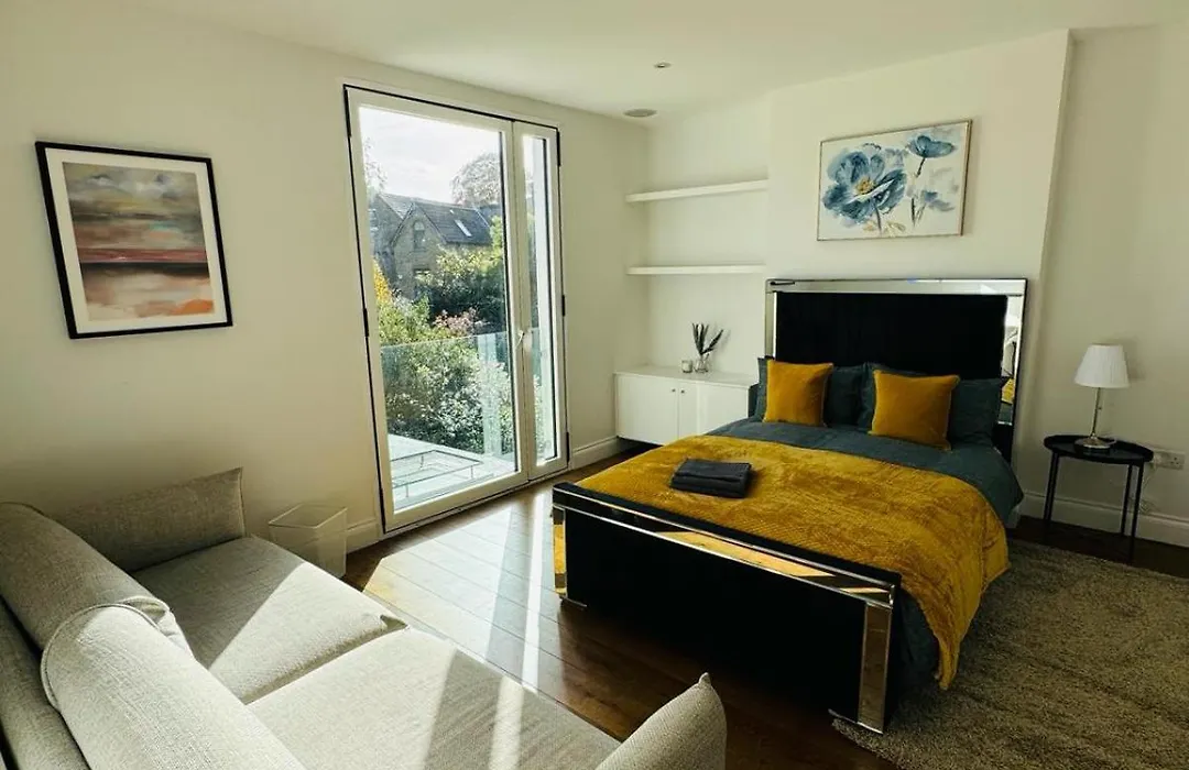 Stunning Flat In Chiswick-1