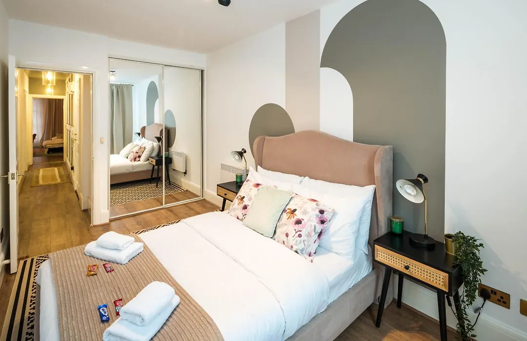 Charming Spacious 2Br Flat Near Station Plus Parking-1