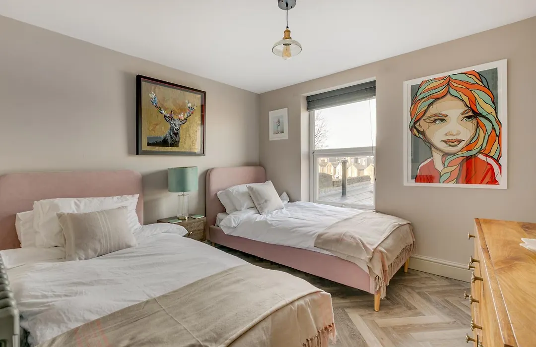 Stylish 2 Bed Flat With Balcony Great Views Nrtube-1