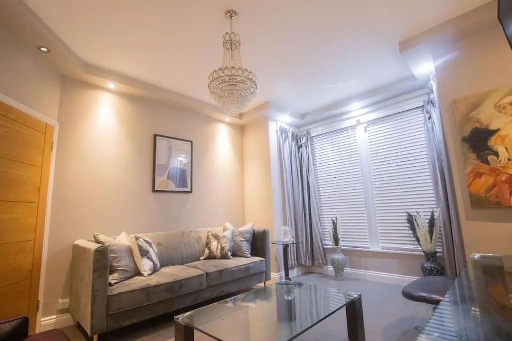 Oikoshomes Three Bedroom Flat In London-1