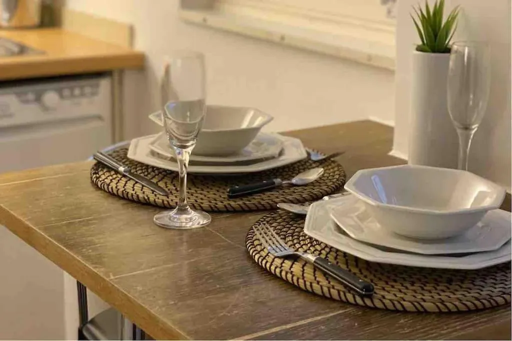 Spacious Flat In The Most Desirable Area Of London-1