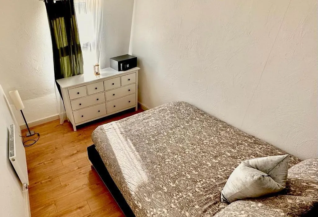 Flat 3 Stay In Aldgate Apartments-1