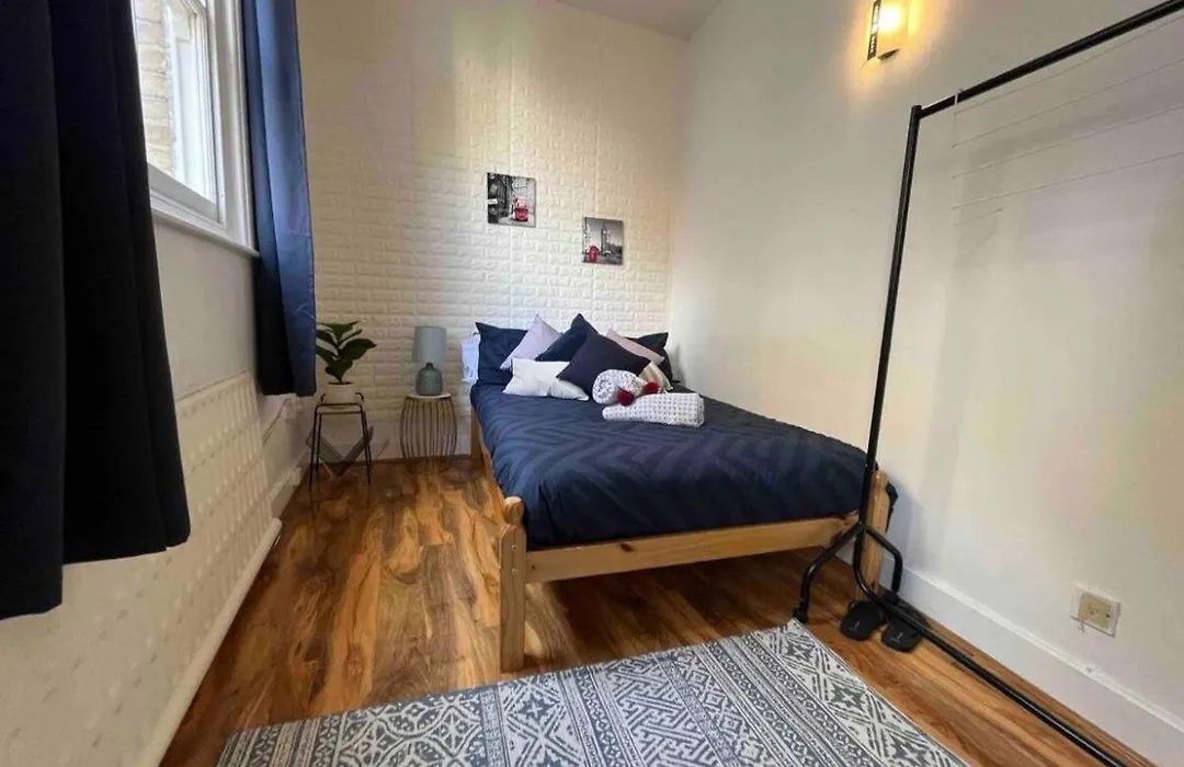 Room In Oxford Street-1