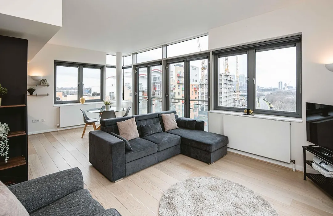 Beautiful Penthouse Apartment With Private Terrace In Greenwich Peninsula-1