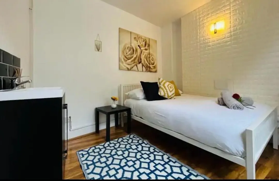 Room In Oxford Street-1