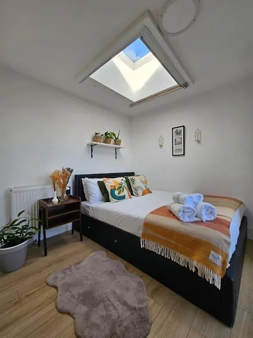 West Kensington Bright Flat-1
