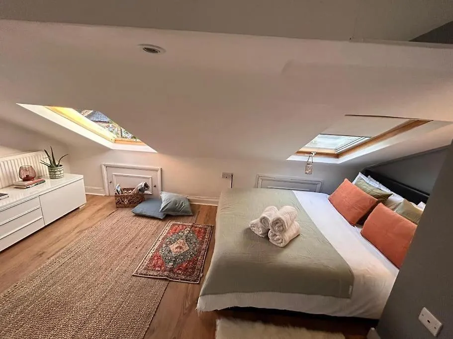 Charming Fulham Flat-1