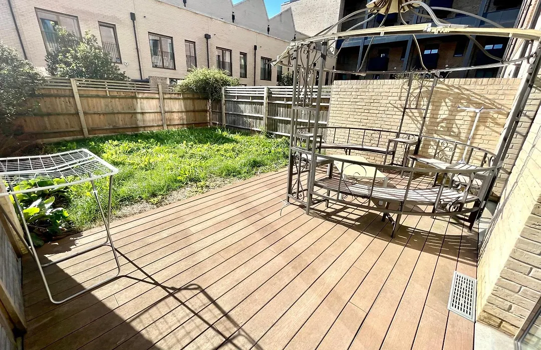 London Stratford Luxury House: Spacious Garden Retreat Near Westfield-1