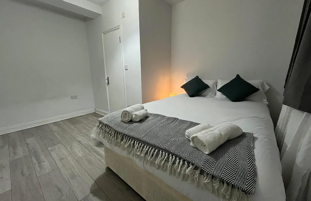 Newly Renovated Bedsit Near Seven Sisters-1