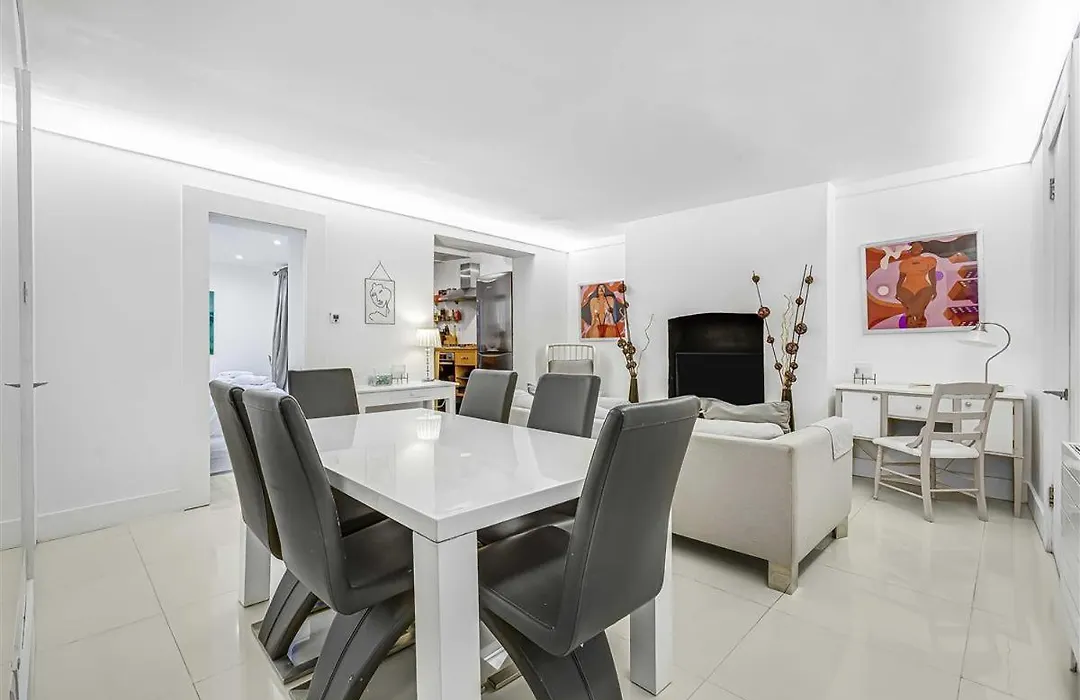 Earls Court Spacious Apartment-1