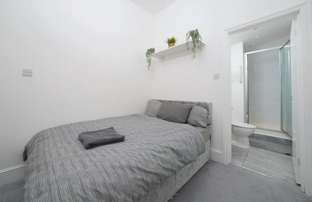 Modern 4-Bedroom Apartment In Fulham, London-1
