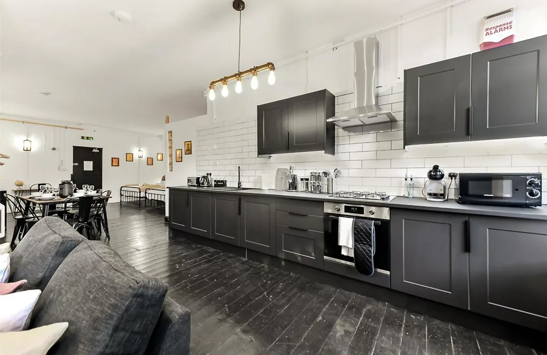 Trendy And Eccentric Flat In Hackney-1