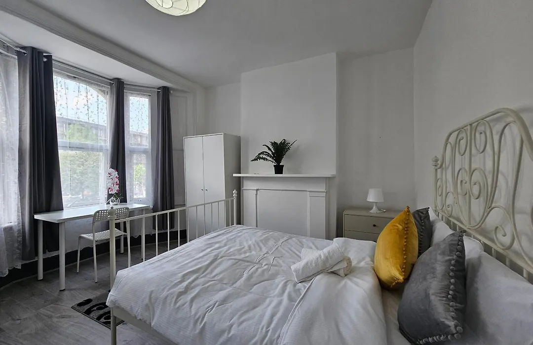 Family Room Near Queen Mary College-1