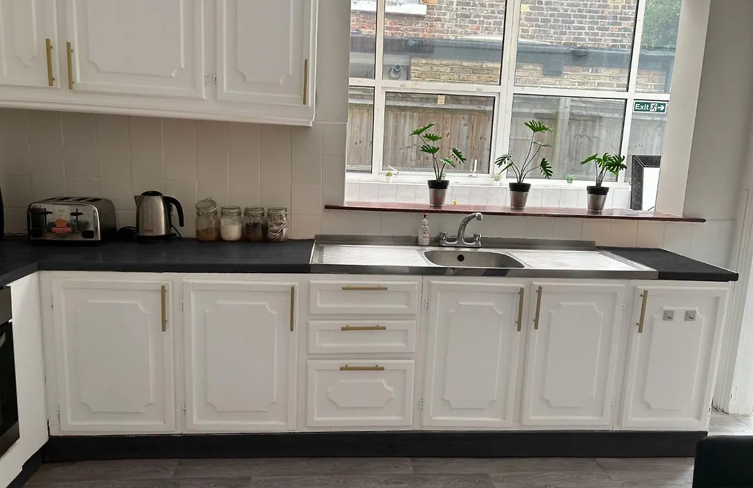Balham, South London Spacious Guest House 1, 6 Rooms Available-1