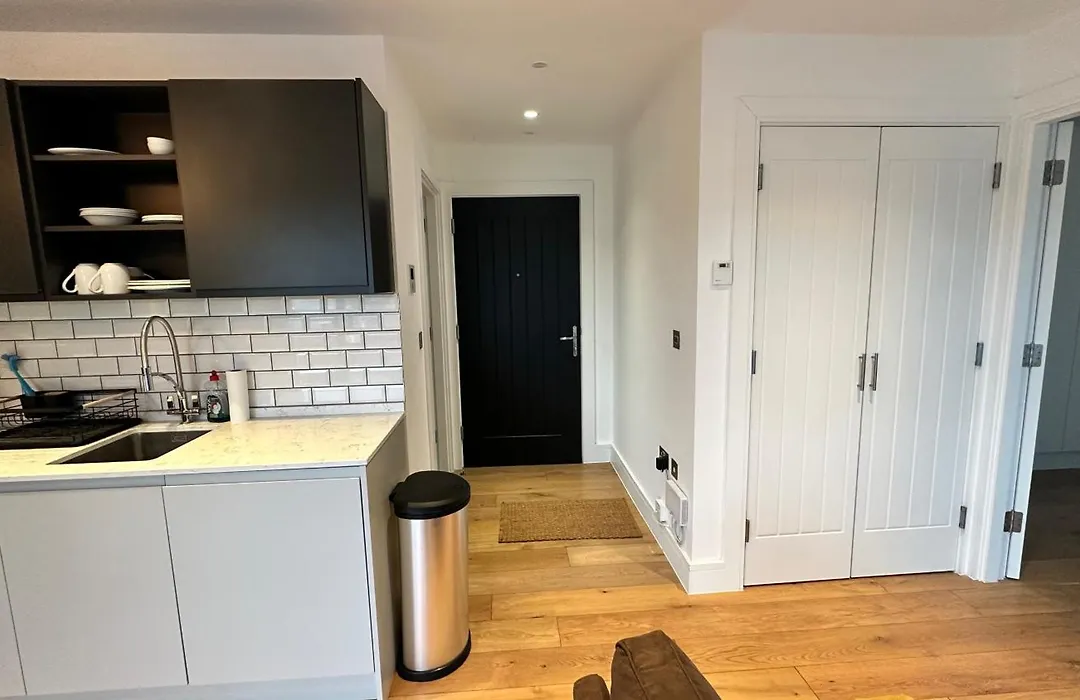 Modern & Stylish 1 Bedroom Flat-1