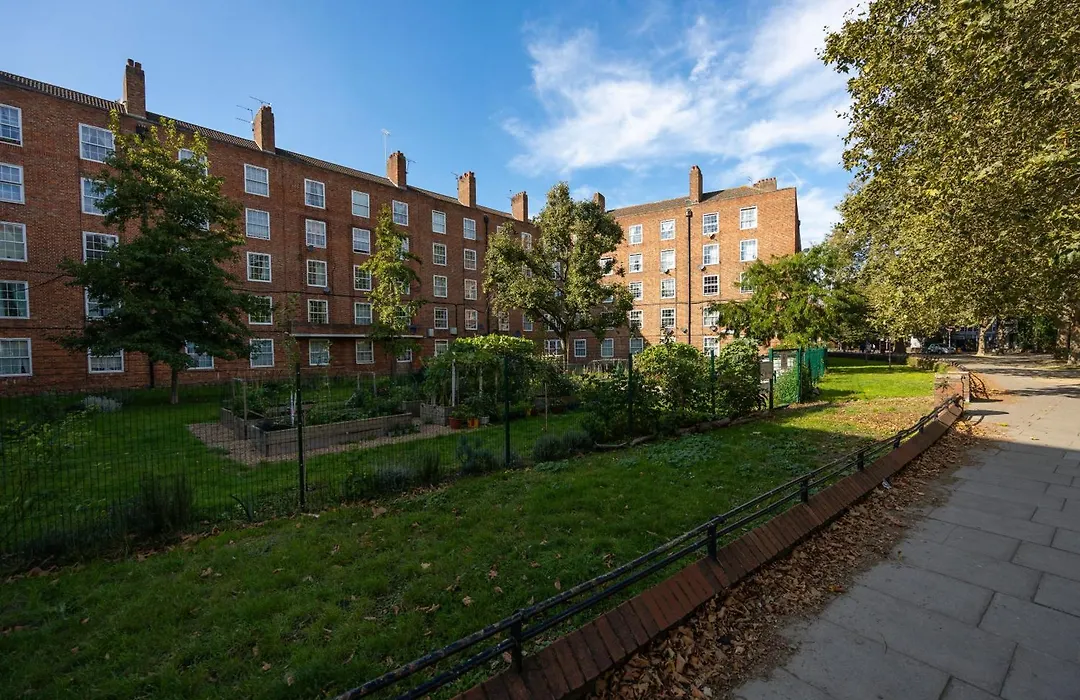 Cosy 4-Bedroom Apartment Next To Borough-1