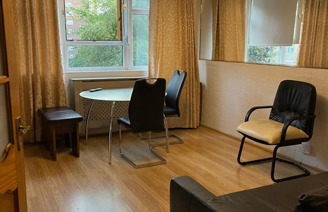 1 Bedroom Flat Close To City With Free Parking Arrangement-1