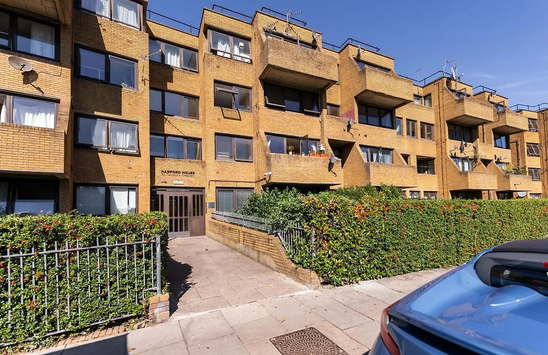 Luxury 3 Bedroom Flat With Balcony In Westbourne Park-1