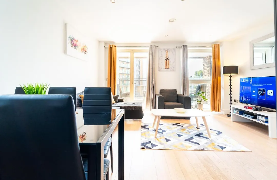 Greenwich Station Suite: Luxury 2-Bed with PlayStation-1