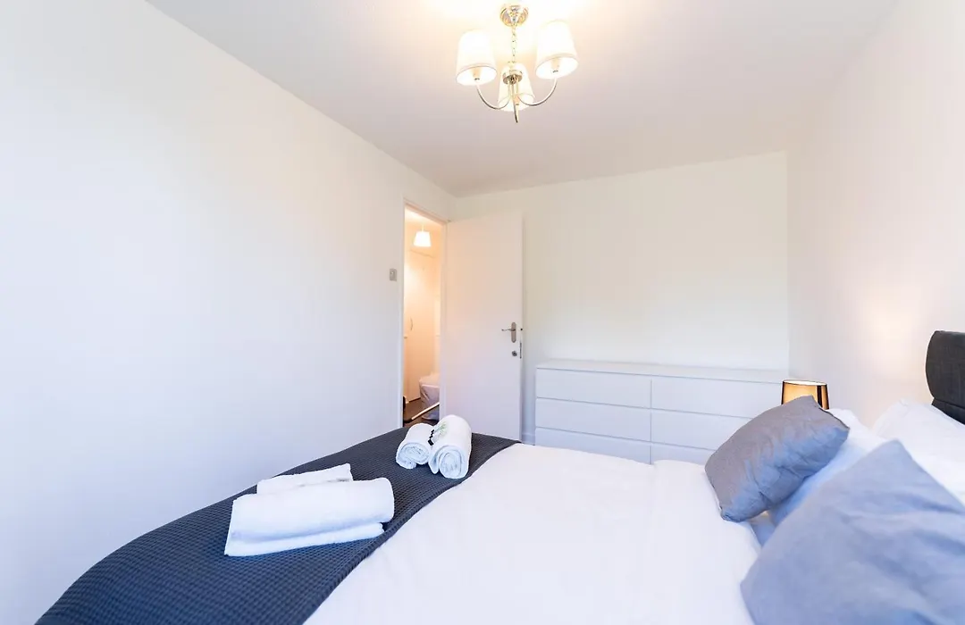 Luxury 3 Bedroom Flat With Balcony In Westbourne Park-1