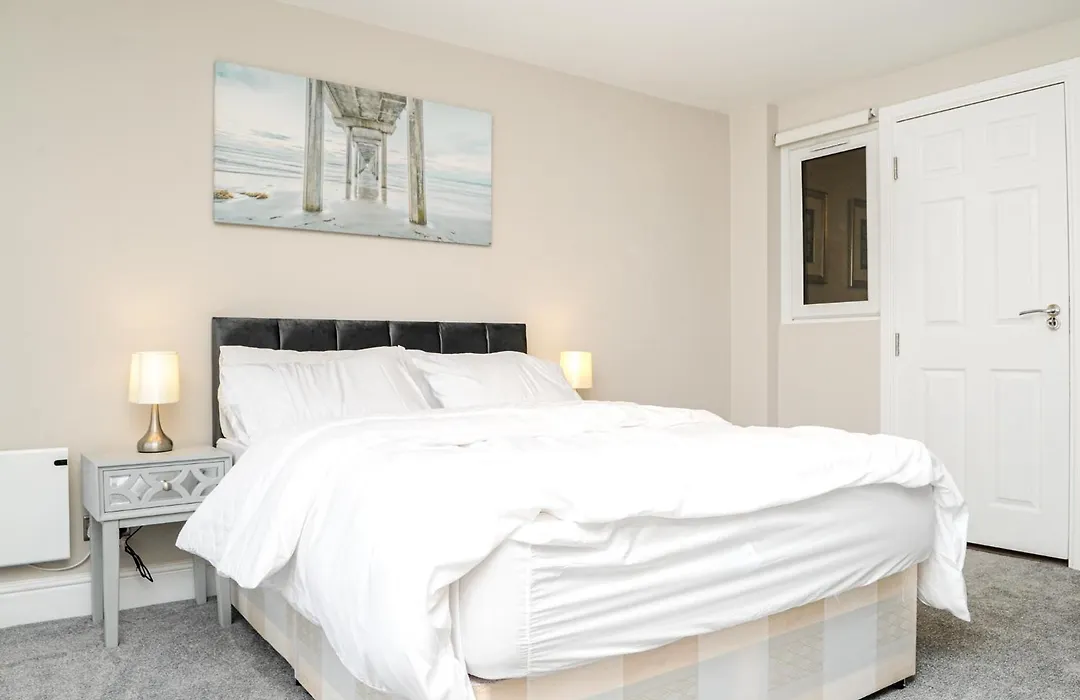 Luxury 5 Star Apartments, Parking, Garden, Near Metro Stations 10-15Mins To London-1