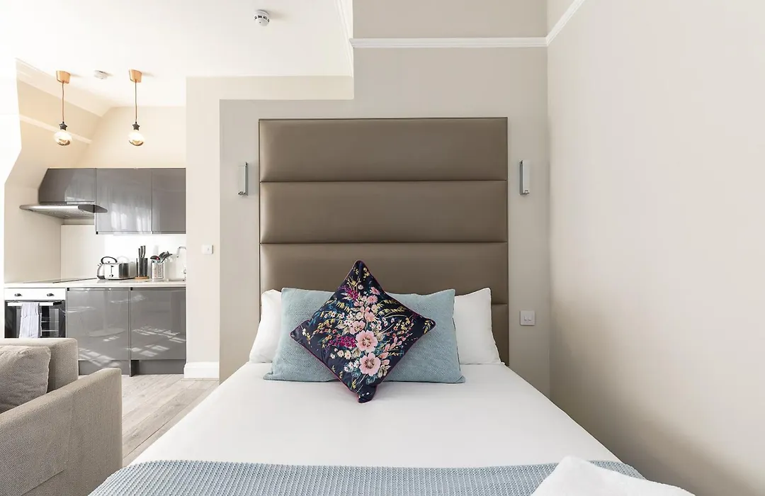 Air Conditioned Apt High St Kensington-1