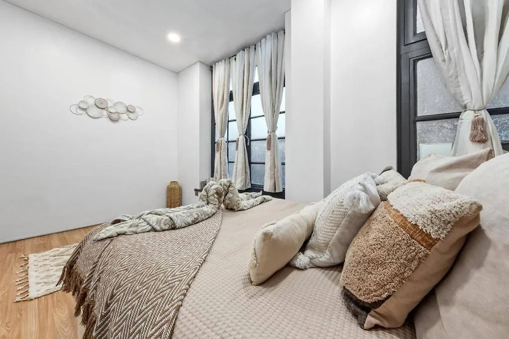 Two Bedroom Flat Right Opposite To Harrods Kb15-1