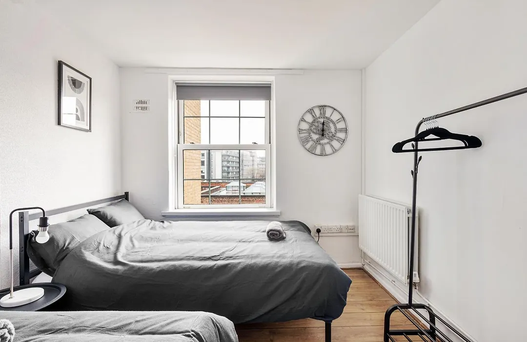 Sleek Shoreditch Hideout - 2 Bed Gem With Balcony In Central London-1