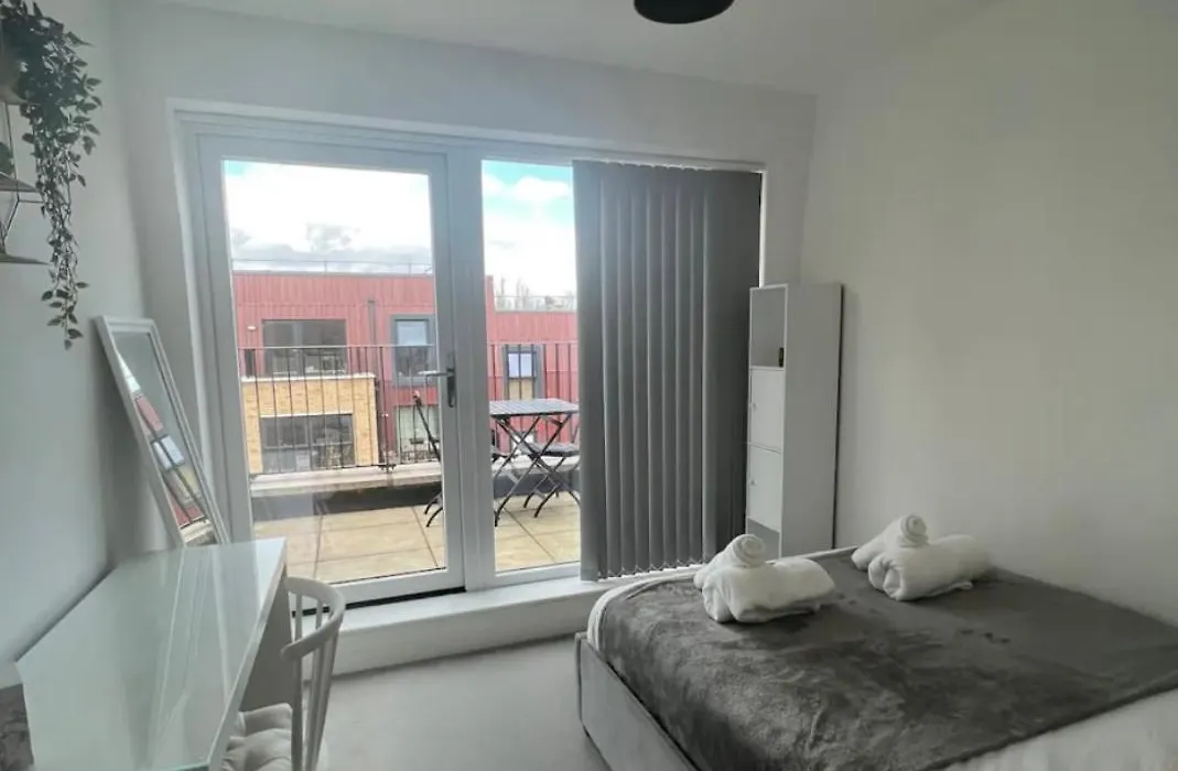 Private Room In London With Balcony-1