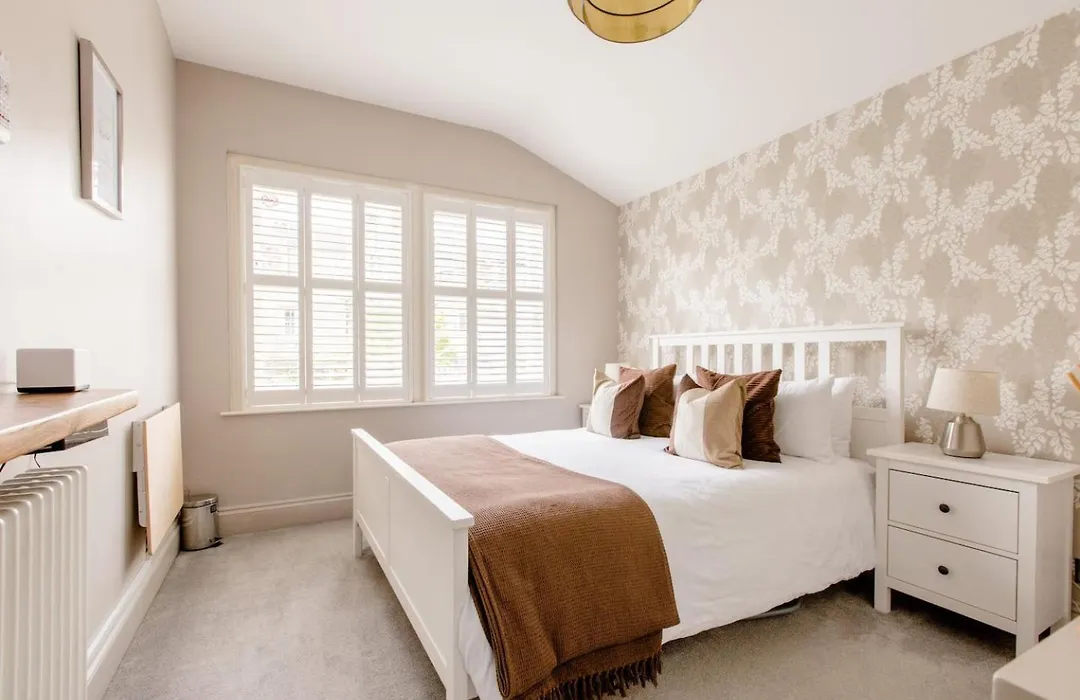 Luxury King-Bed Ensuite With Tranquil Garden Views-1