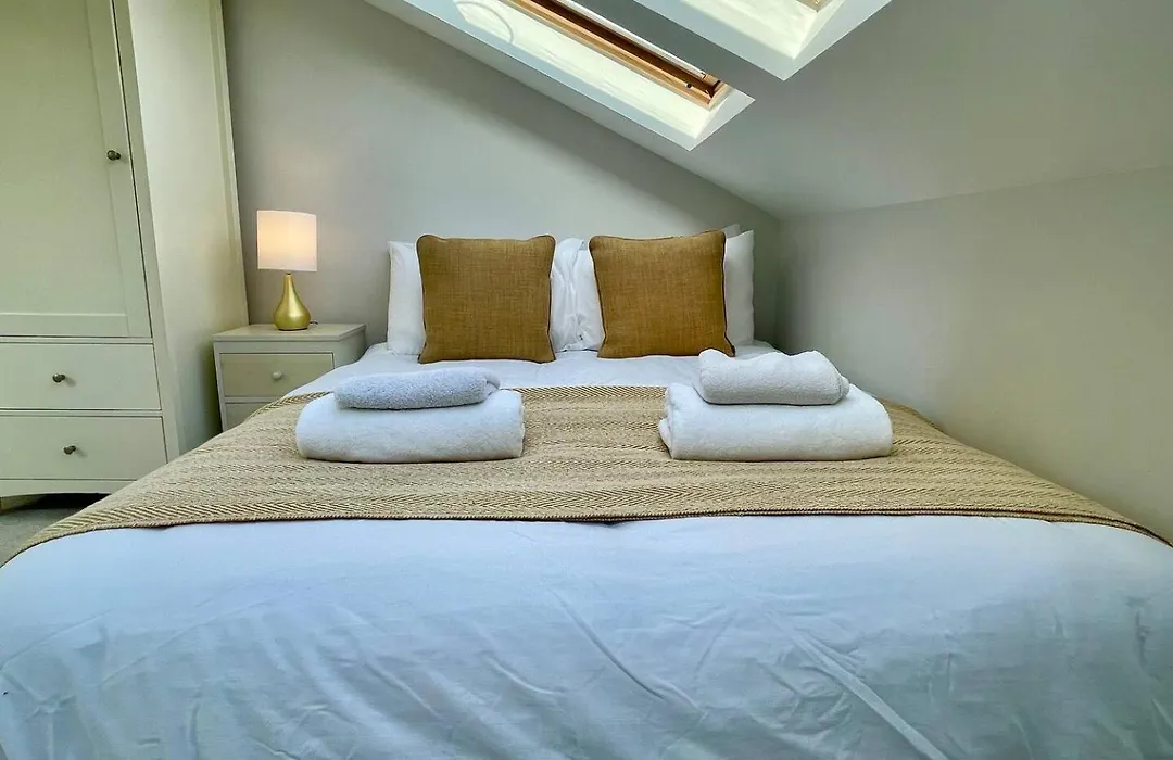 Bright Quiet Loft Room Ensuite Serene Clapham Area-1