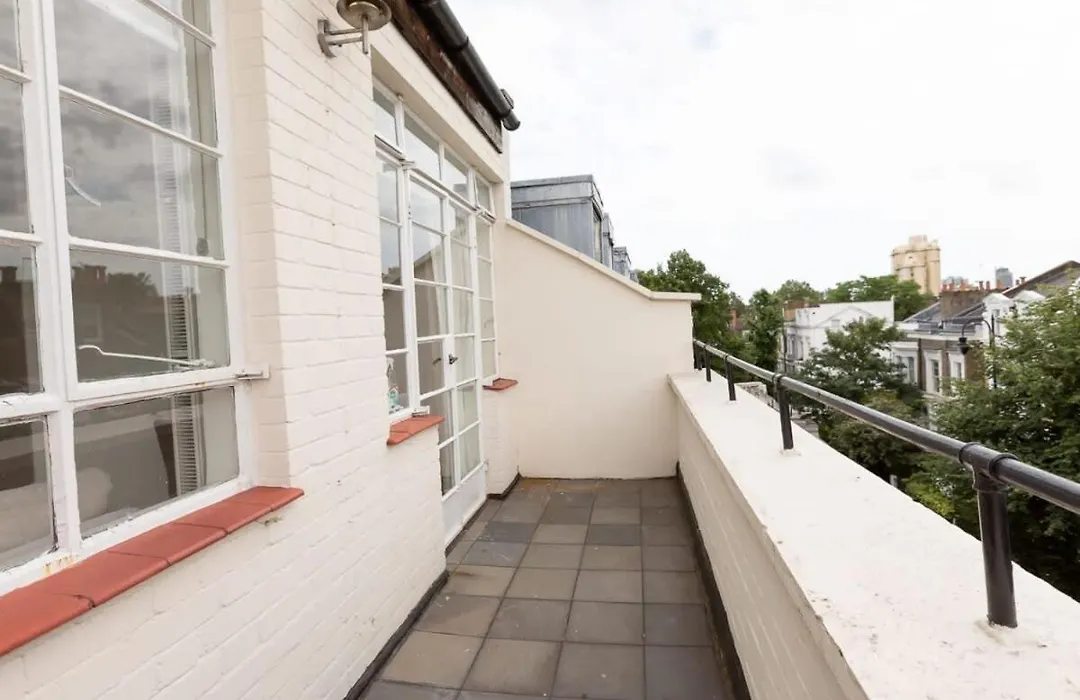 Bright & Spacious Top Floor Apartment In Chelsea-1