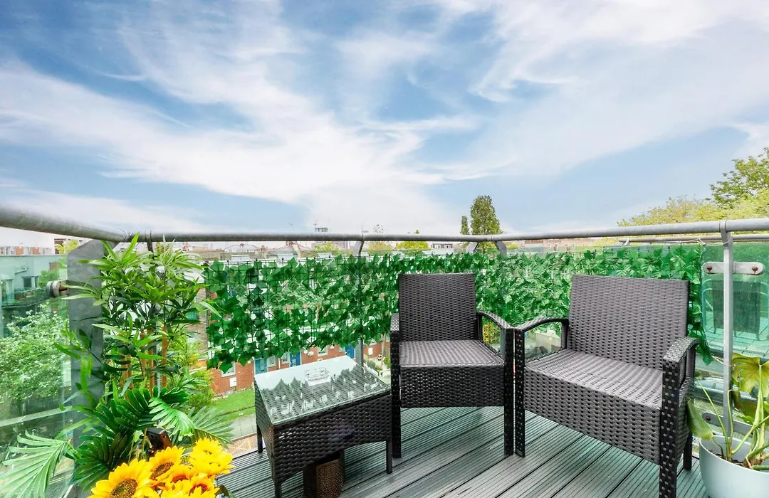 Stylish Chic Retreat: 1-Bed, Near Canary Wharf-1