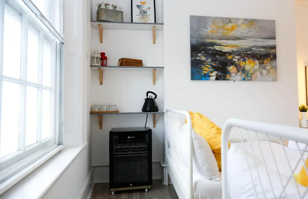 Stylish Rooms 1-Minute Walk To Camden Town Metro, Shops, Cafes, Bars & Restaurants With Shared Bathrooms-1