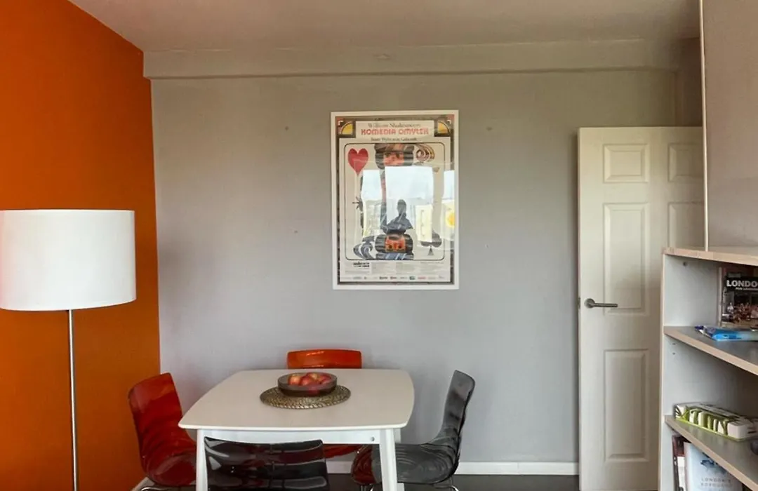 Top Floor 1 Bedroom Apartment With Views Over London-1