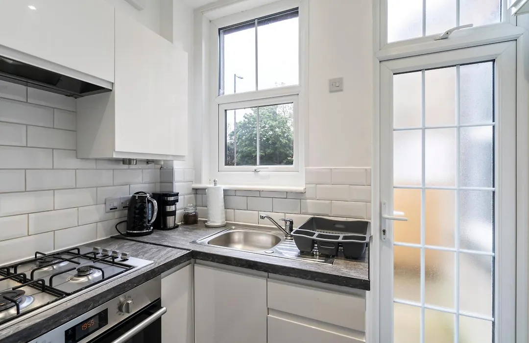 Modern 3 Bedroom Apartment In Wimbeldon Park-1