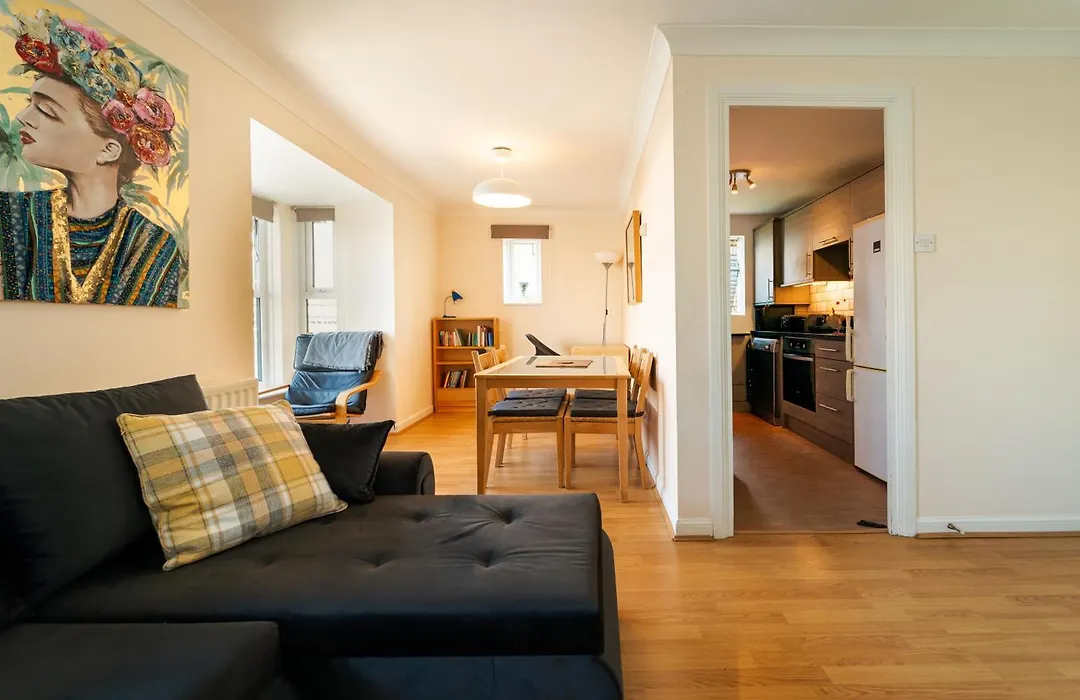 Luxury Riverview Apartment: Excel & Canary Wharf Proximity-1