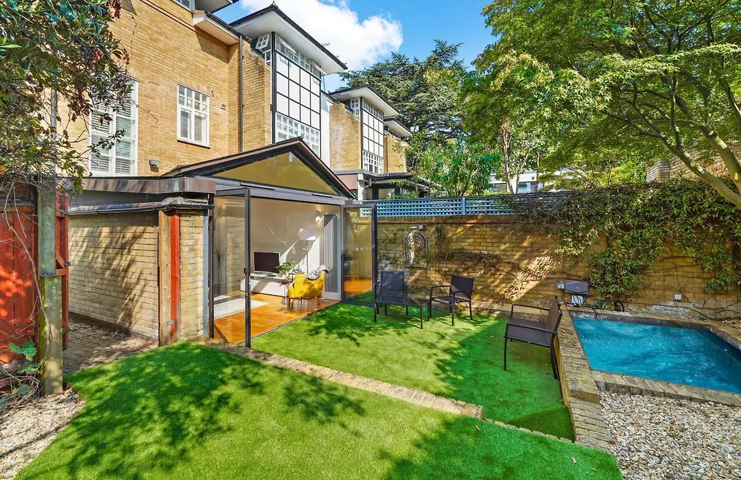 Clapham Common Mews: Refurbished 3-Bedroom with Parking-1