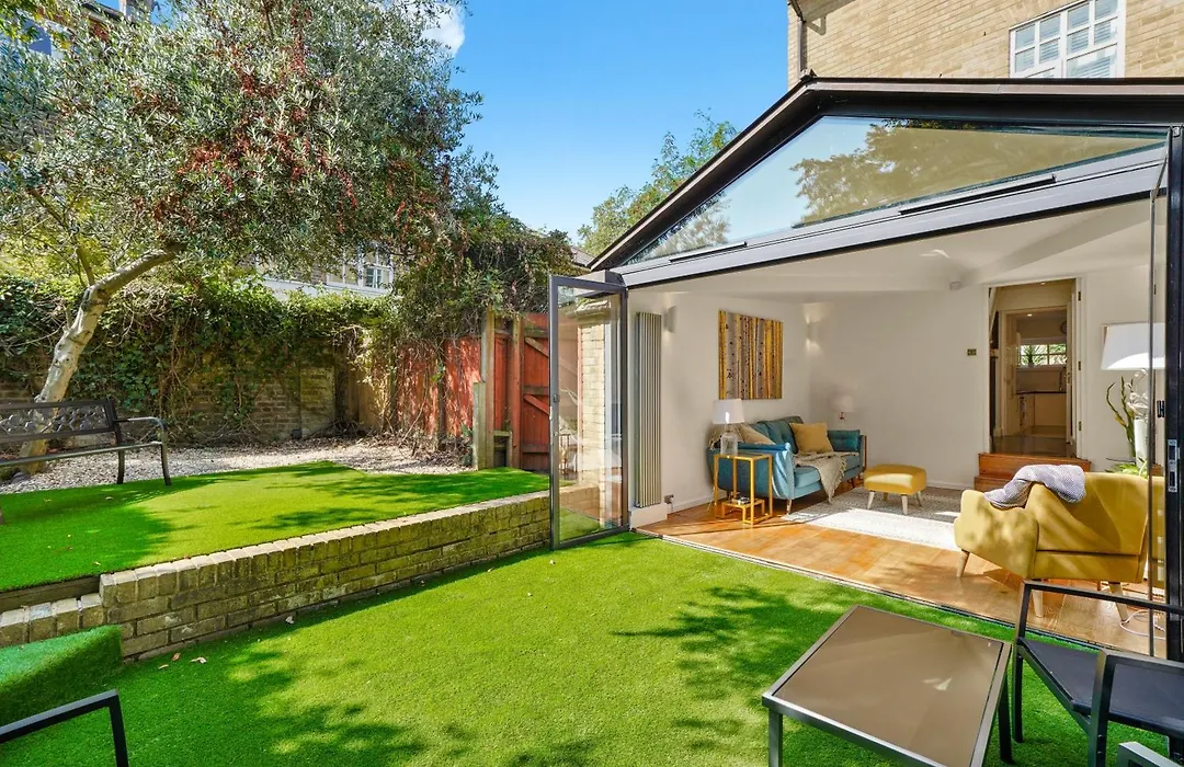 3 Bedroom Mews Home - Clapham Common - Free Private Parking - Sleeps 5 - Newly Refurbished - Sweetpea & Pillow Properties-1