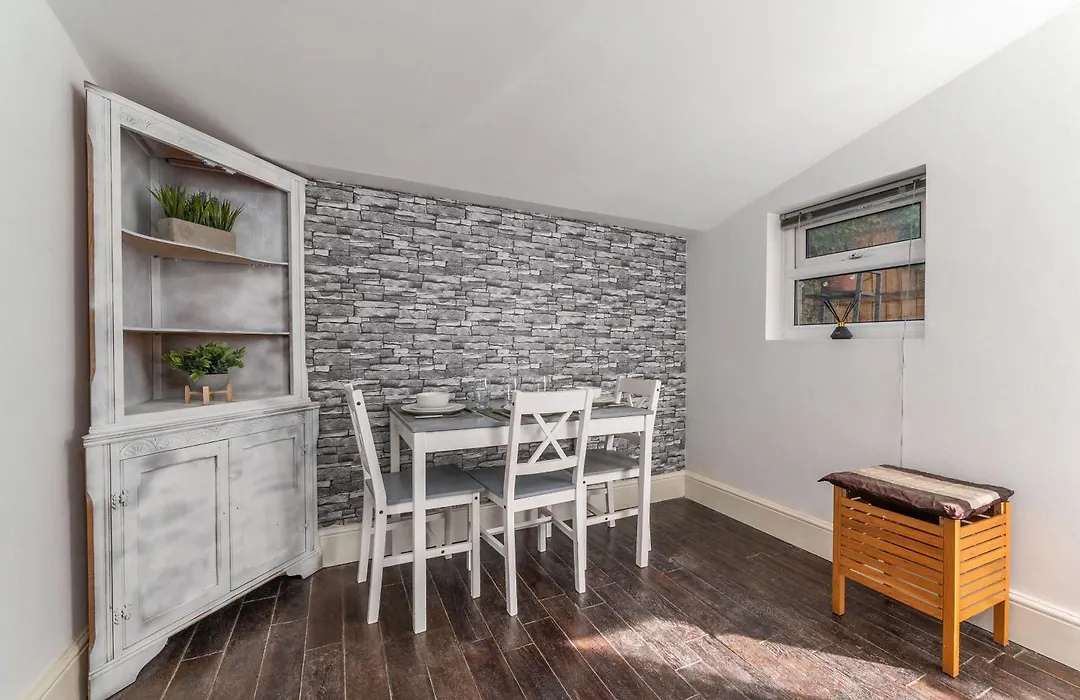 Stylish Apartment By London Eye With A Small Garden-1