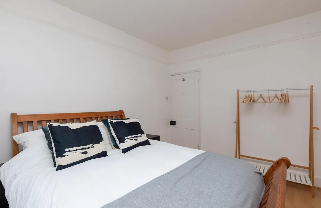 2 Bed Apartment In Sydenham, London-1