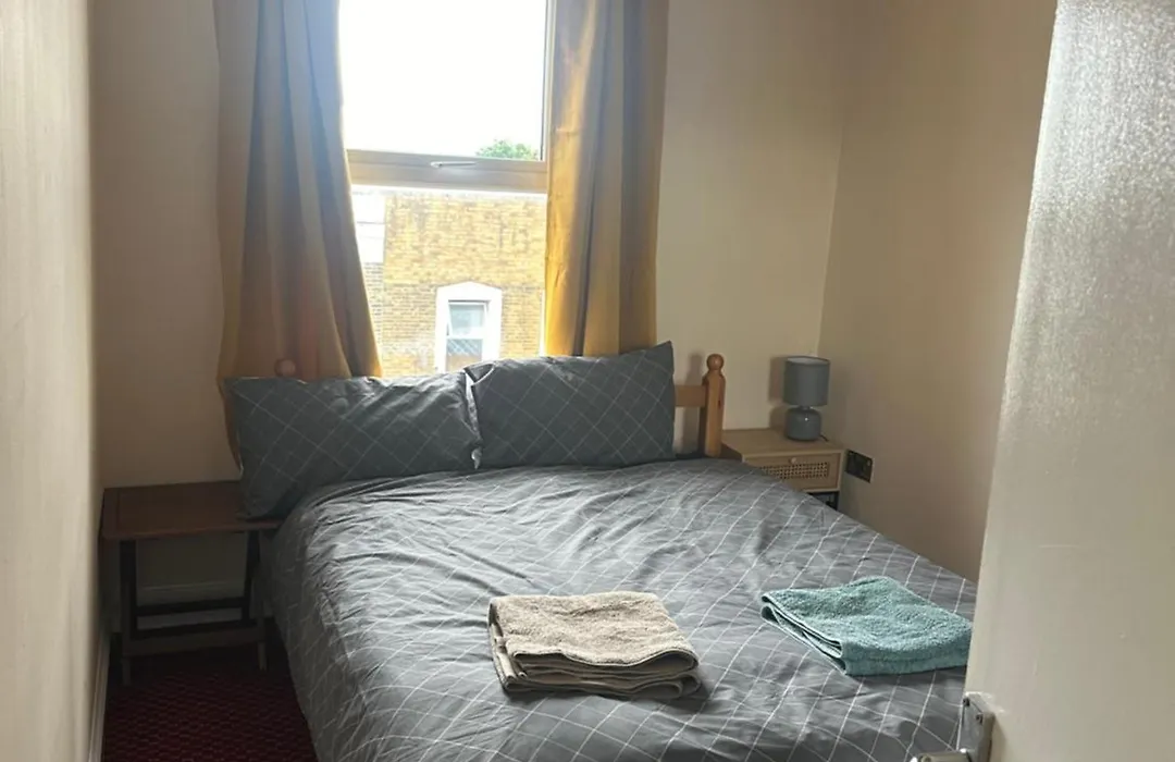 Lovely Woodford One Bedroom Apartment-1