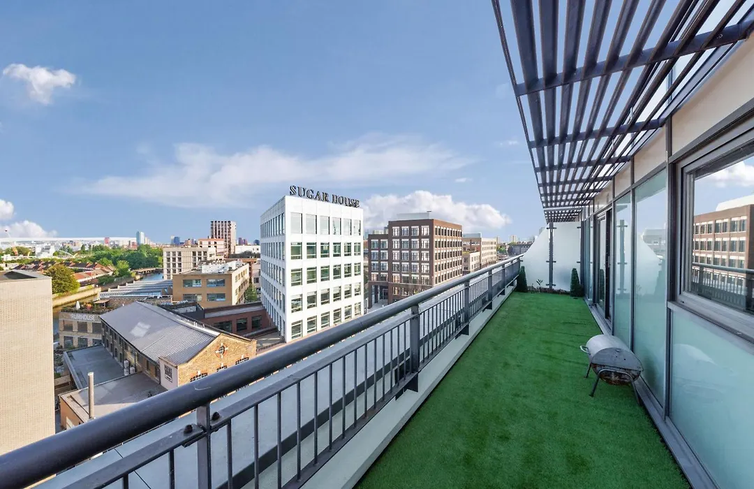 Penthouse W/ Hot Tub Near Stratford, Westfield-1
