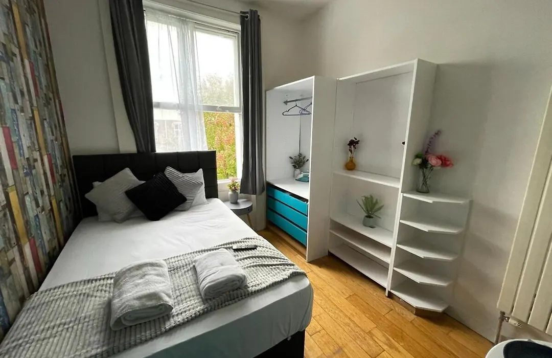 Portobello Road Artistic Studios 'BUDGET'-1